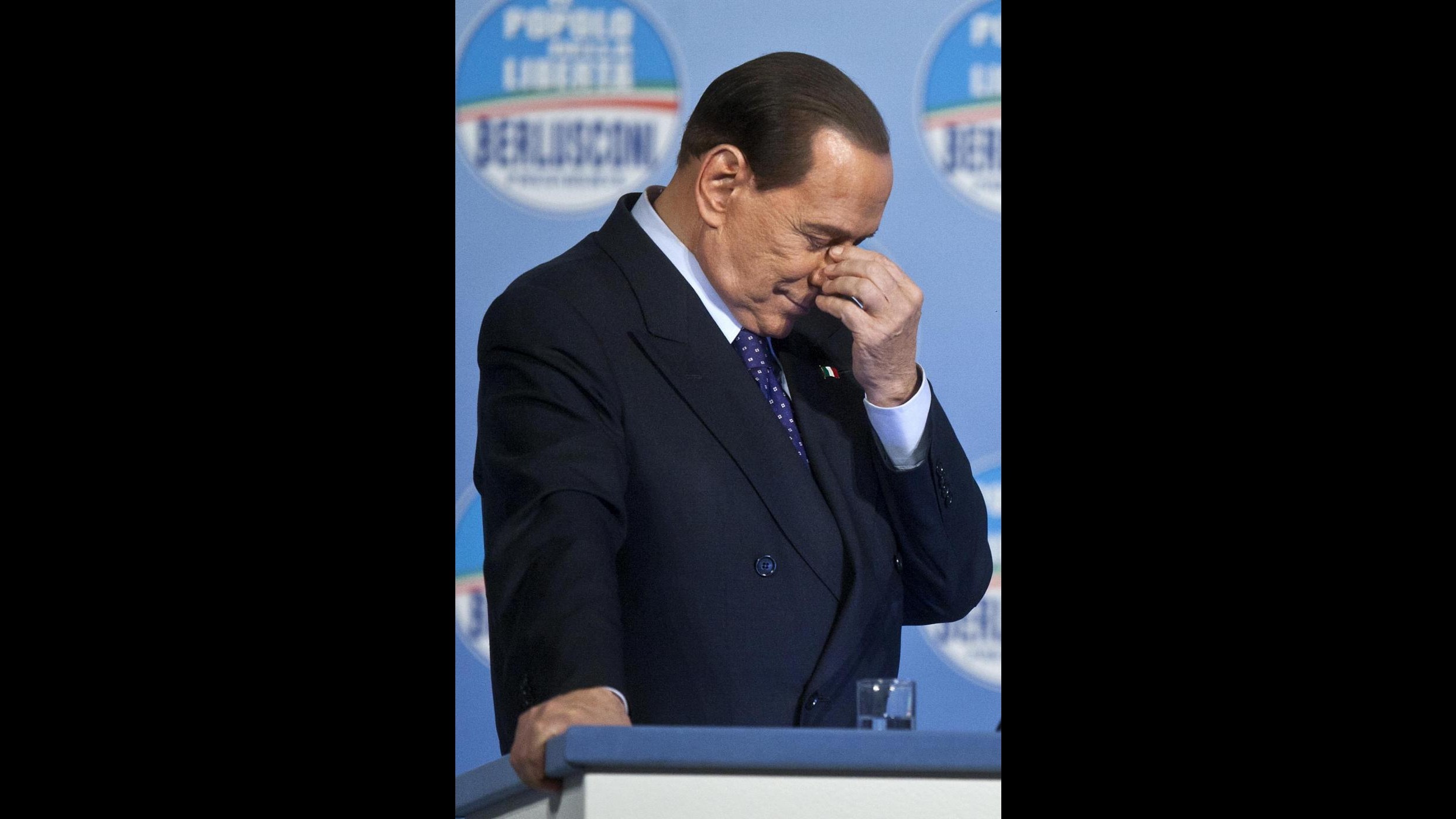 Malore per Berlusconi alla presentazione delle liste. Poi si rialza: ‘Tutto bene’