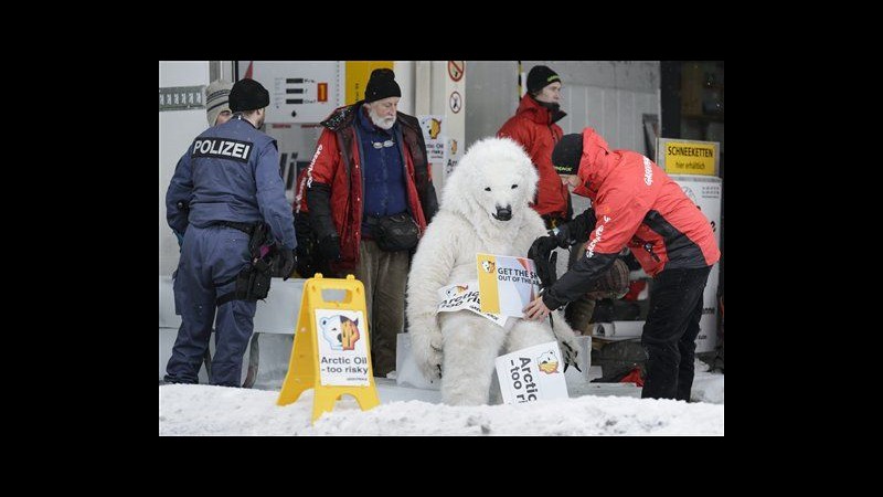 Attivisti Greenpeace protestano a Davos contro trivellazioni in Artico