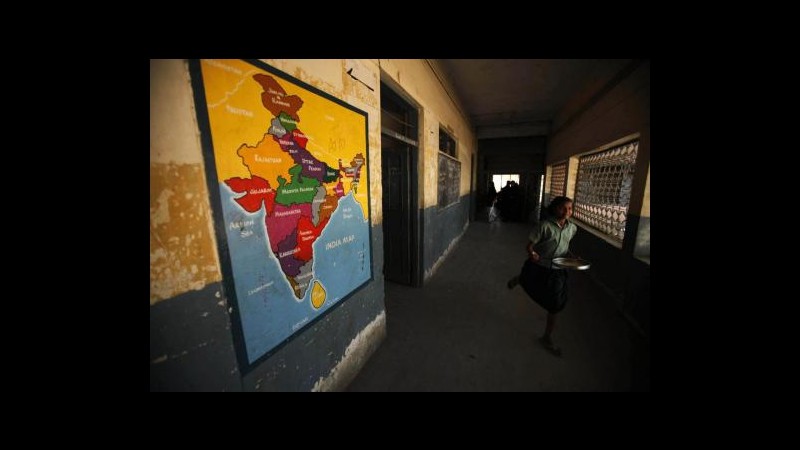 India, al via terza tappa parlamentari, 2 soldati uccisi da ribelli