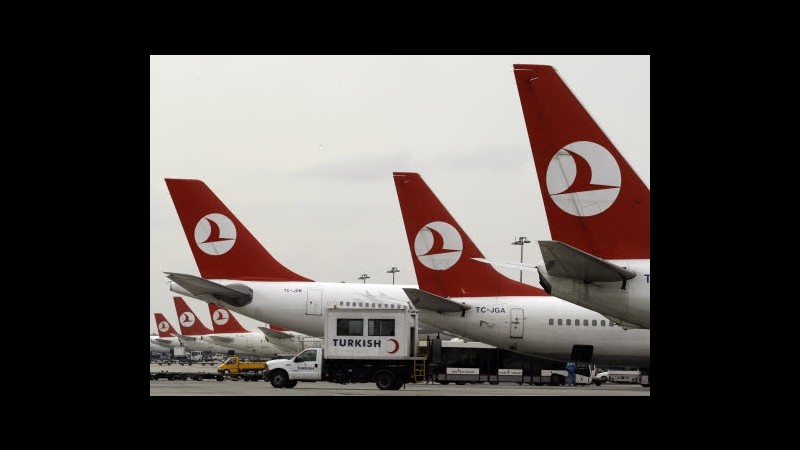 Turchia, atterraggio di emergenza per aereo colpito da fulmine