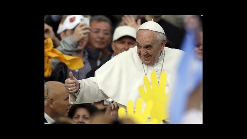 Papa Francesco benedice croce fatta con barconi immigrati