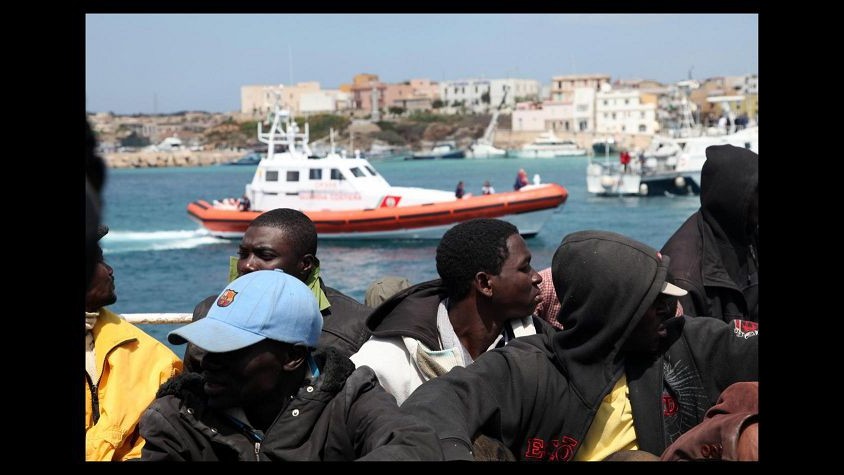 Sbarchi, oltre 2400 migranti soccorsi. Alfano: C’è almeno un morto