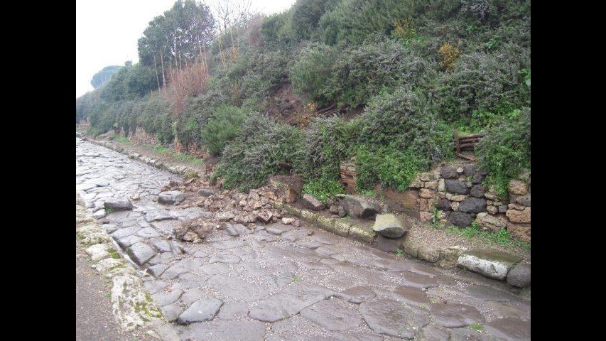 Nuovo crollo a Pompei: cede terreno per piogge torrenziali