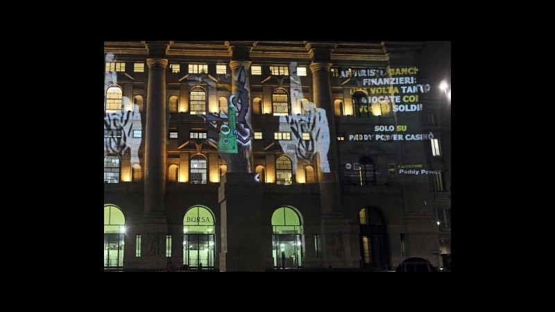 Milano, una slot machine gigante proiettata sul palazzo della Borsa