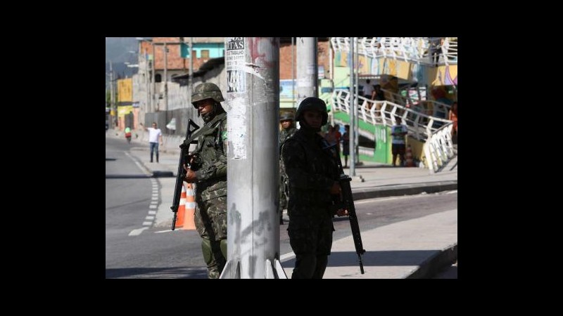 Brasile, attacchi contro soldati in favela ‘pacificata’ Maré a Rio