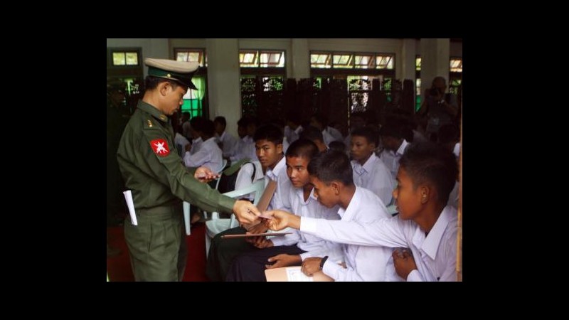 Birmania, ong: Esercito continua a reclutare bambini soldato