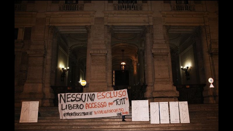 Test a Medicina, blitz degli studenti al ministero. Annunciate proteste in tutta Italia