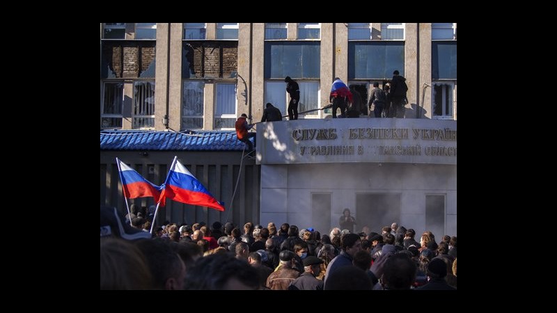 Ucraina, filorussi attaccano palazzi governativi a Donetsk e Luhansk