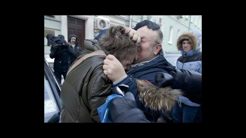 Russia, rissa davanti a Parlamento tra attivisti gay e ortodossi