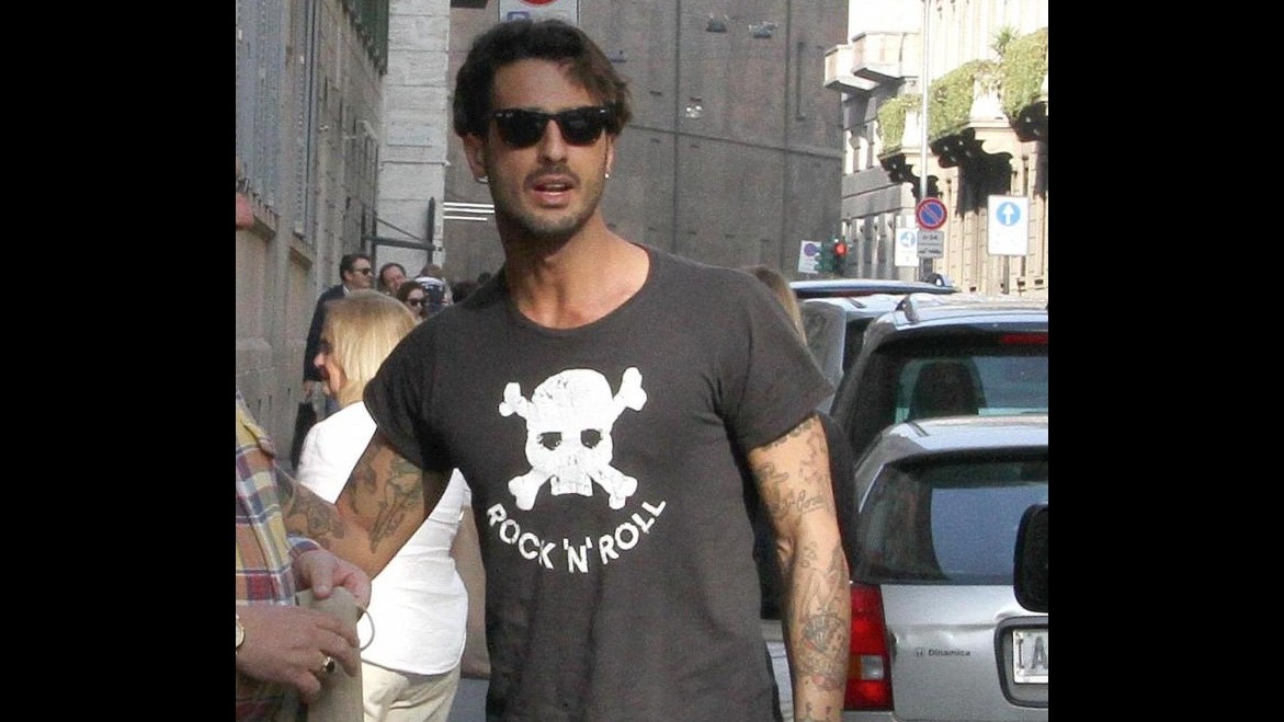 Fabrizio Corona è all’estero, ma braccato dagli inquirenti
