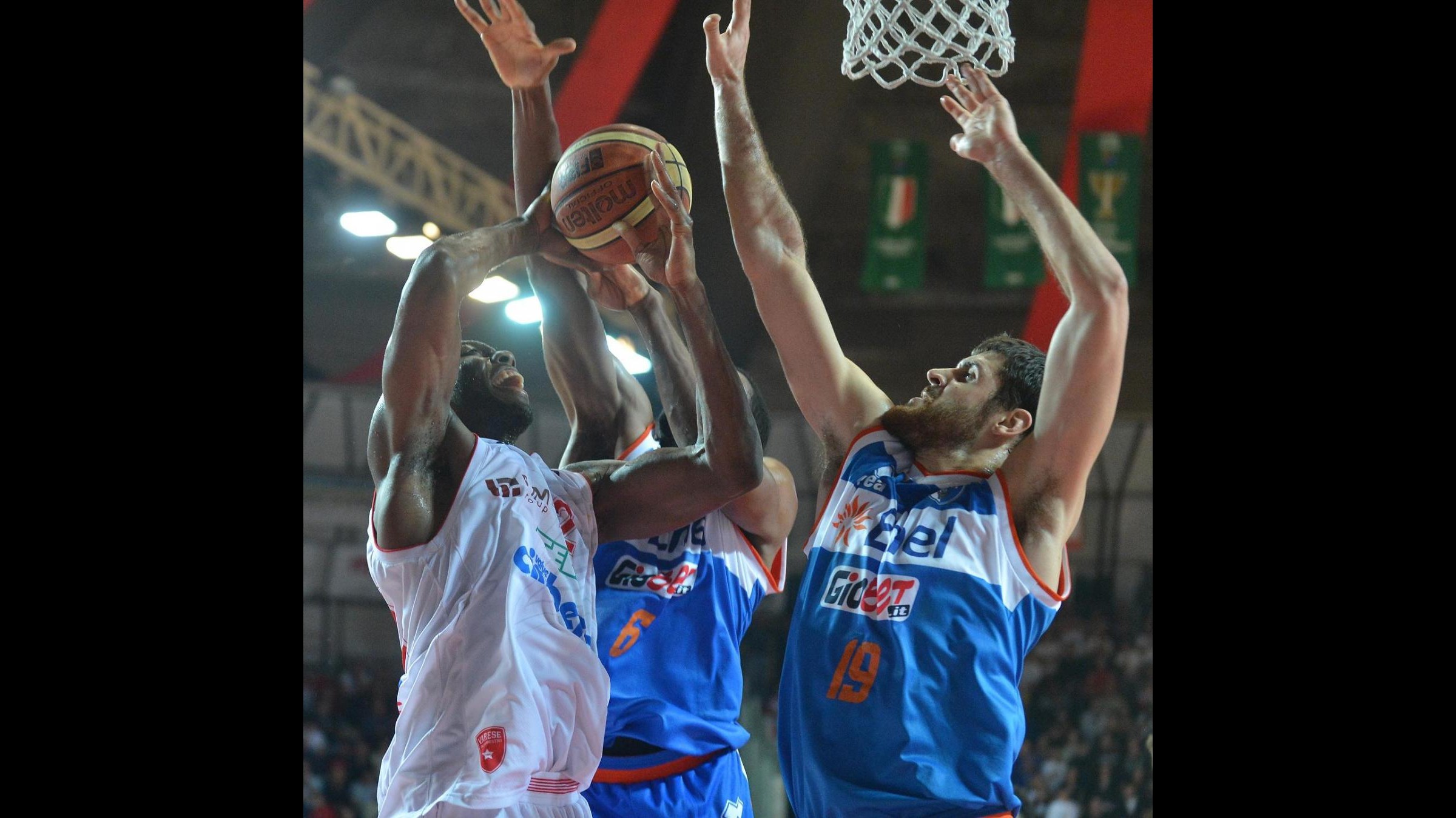 Basket, Serie A: Varese e Sassari non perdono un colpo. Cantù ko
