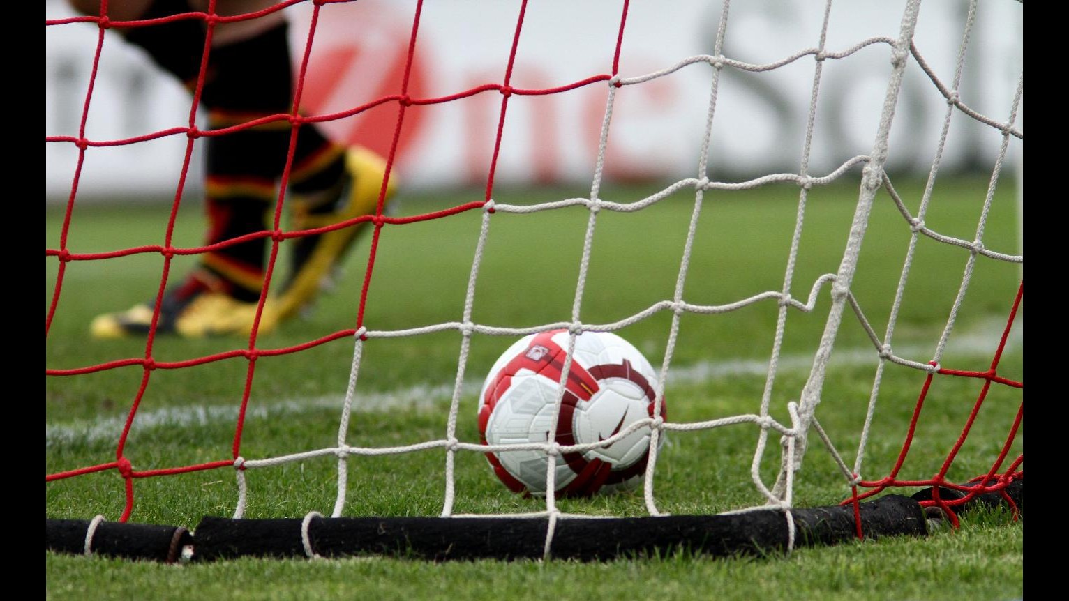 Napoli, prende a pugni arbitro che lo espelle: denunciato