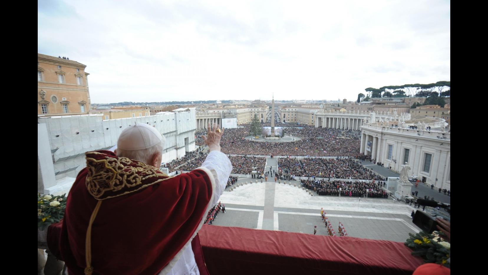 Benedetto XVI: Stop a stragi civili inermi, coraggio del negoziato