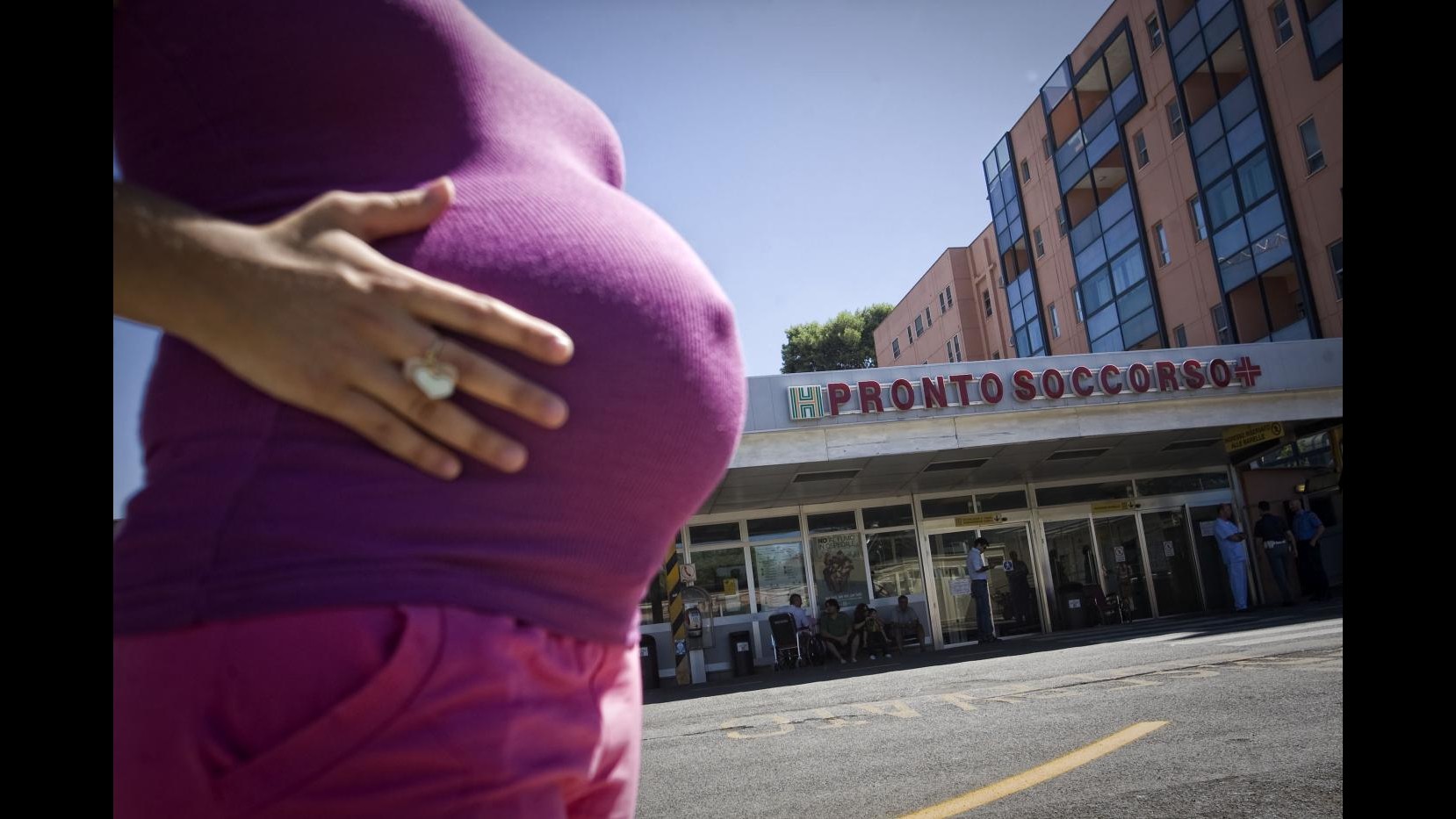 Bologna, ritrovato un neonato in un cassonetto, è in condizioni gravi