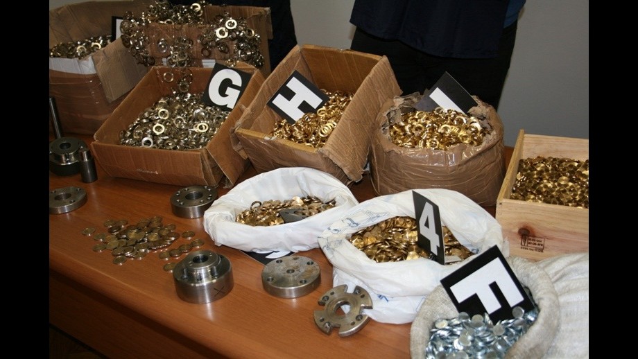 Roma, scoperta zecca clandestina di monete da 1 e 2 euro, 3 arresti