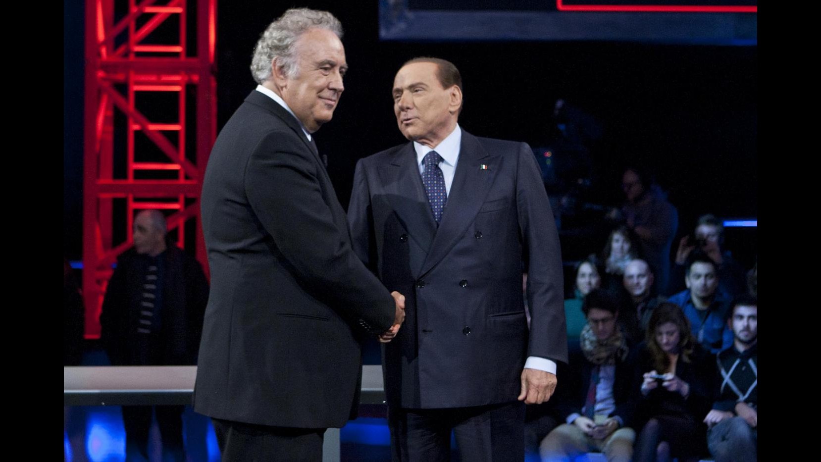 Berlusconi: Io che spolvero sedia da Santoro? Sono giocoso