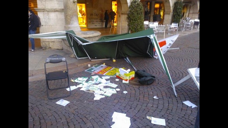 Trento, anarchici contro gazebo Lega: 3 contusi
