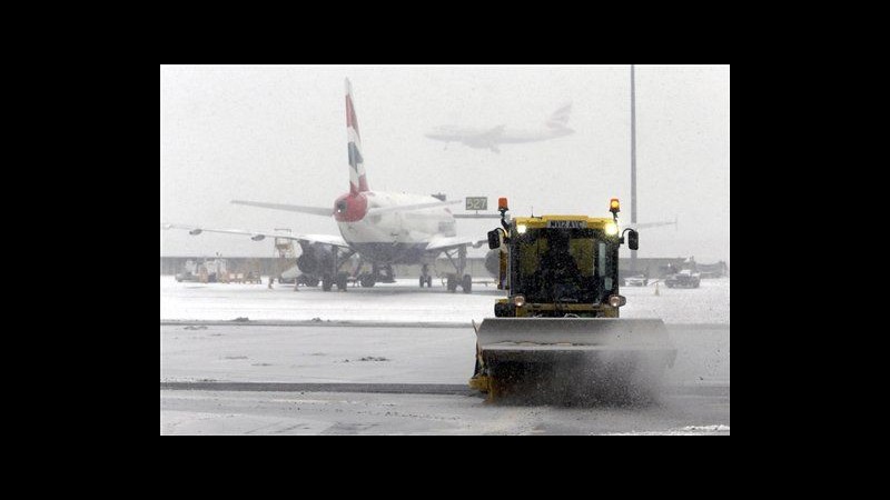 Regno Unito, 180 voli cancellati a Heathrow per forti nevicate