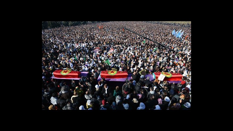 In migliaia a Diyarbakir per funerali 3 attiviste curde uccise a Parigi