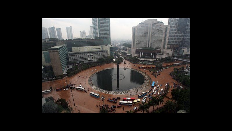 Indonesia, 4 morti e 200mila sfollati per allagamenti a Giacarta