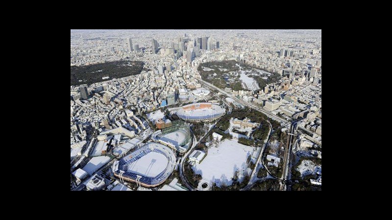 Giappone, voli annullati per neve a Tokyo: 3.400 dormono in aeroporto
