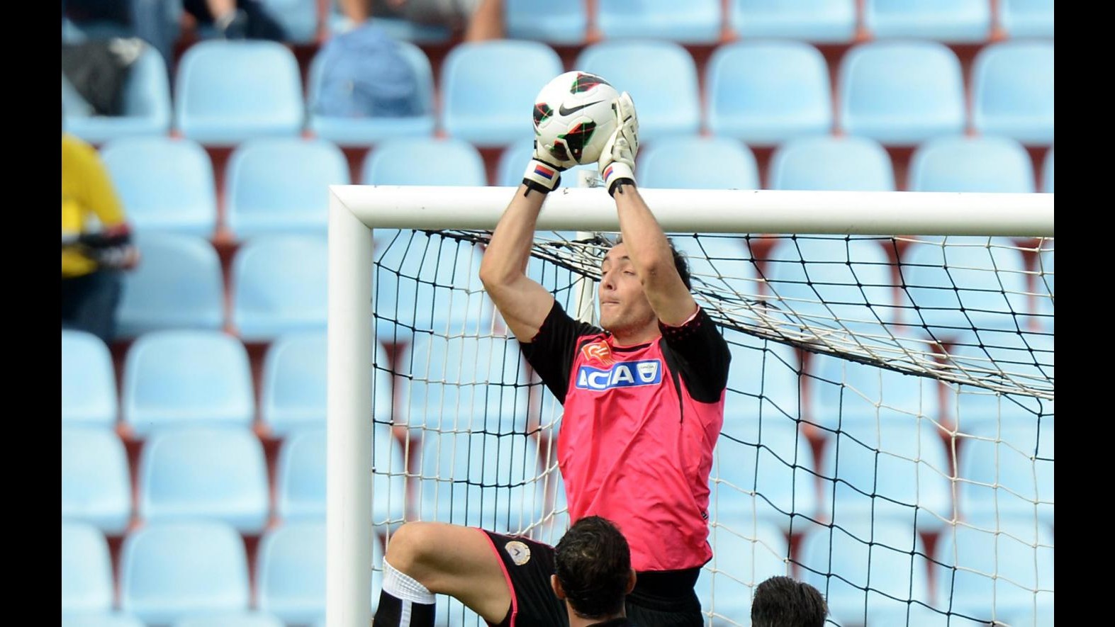 Udinese, portiere Brkic operato con successo a mano destra