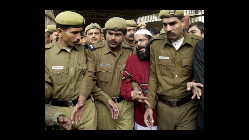 India, impiccato attentatore Parlamento 2001, proteste in Kashmir