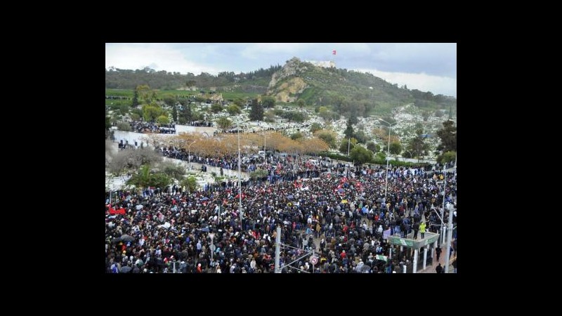 Tunisia ferma per sciopero generale, migliaia a funerali Belaid