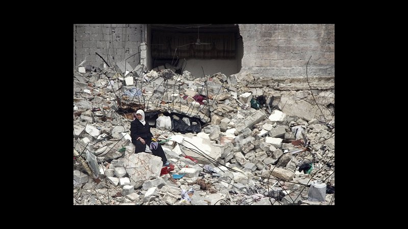 Siria, attivisti: 54 civili morti in esplosione in fabbrica militare