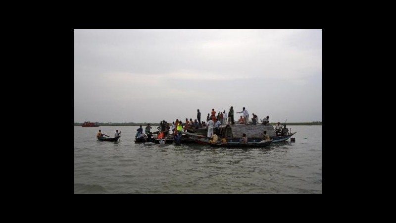 Bangladesh, traghetto con 100 a bordo si capovolge nel fiume Meghna