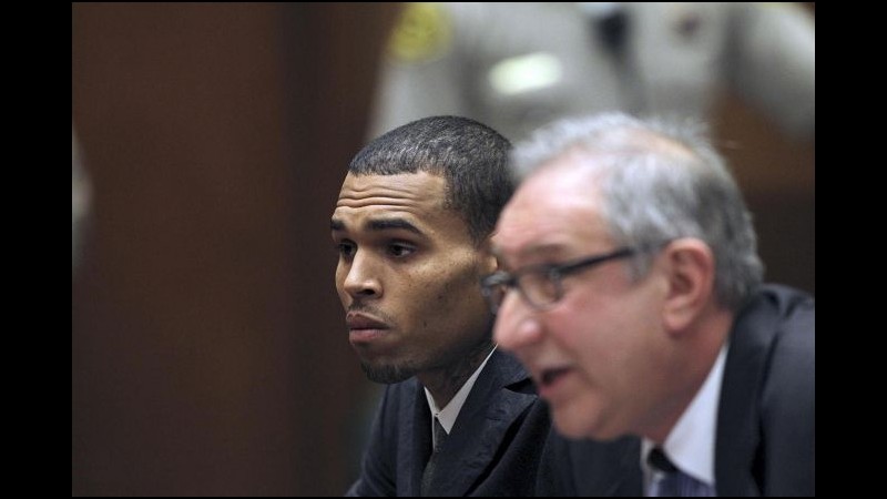 Chris Brown torna in tribunale accompagnato da Rihanna