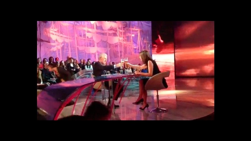 Monti ‘empatico’ abbraccia cuccioli e manda tweet, Bignardi lo sdogana