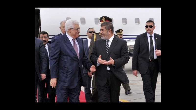 Egitto, gaffe del palestinese Abbas: Saluta Mubarak anziché Morsi