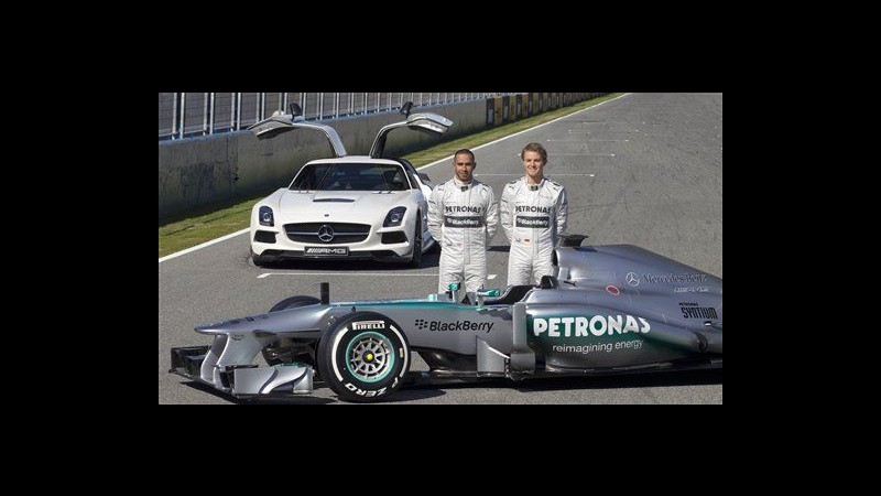 F1, svelata la nuova Mercedes W04 con Rosberg ed Hamilton