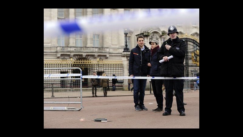 Londra, arrestato uomo armato davanti Buckingham Palace