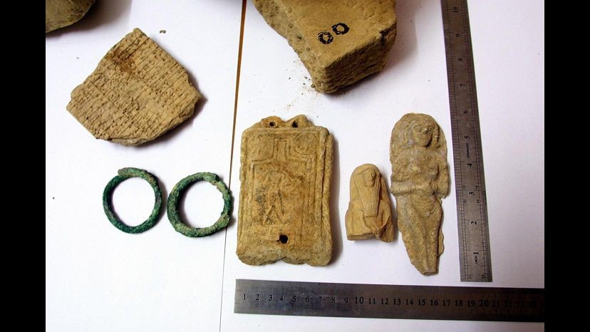 Roma, in casa con droga e reperti archeologici: arrestato imprenditore
