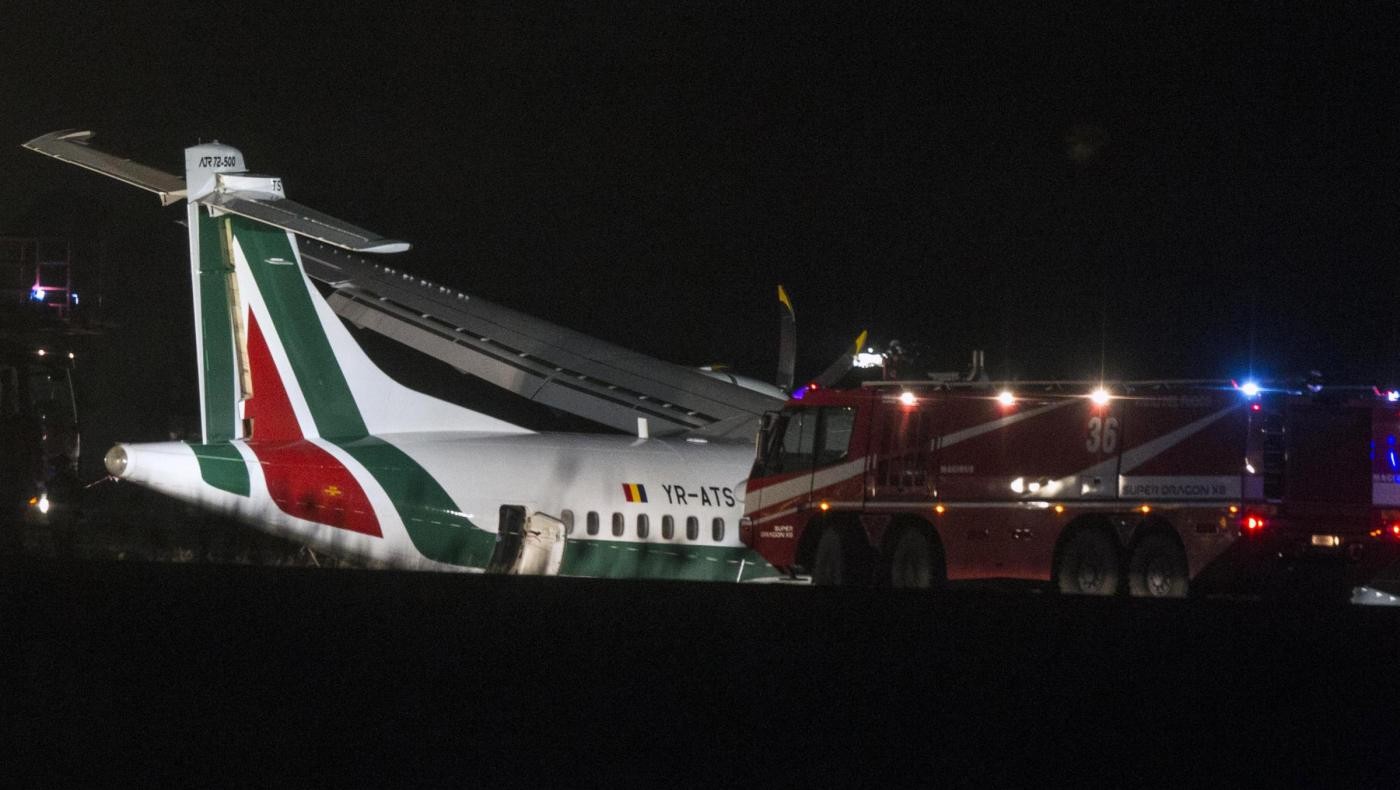 Fiumicino, aereo finisce fuori pista: due feriti gravi
