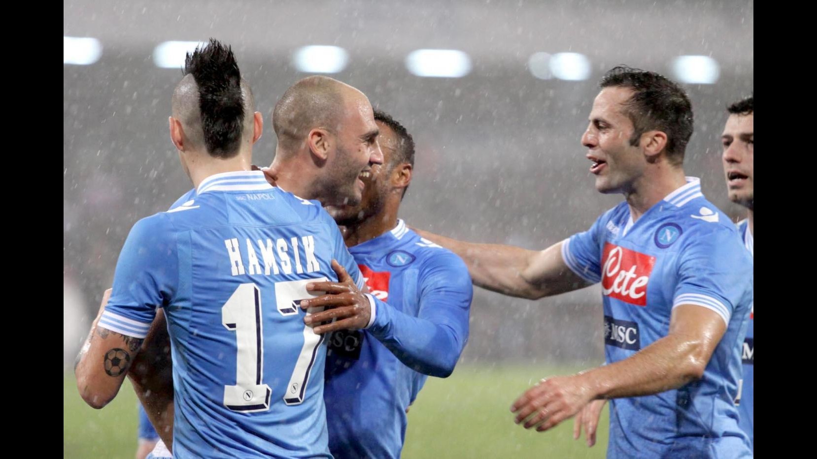 Serie A, Napoli batte Catania 2-0 e raggiunge Juve in vetta