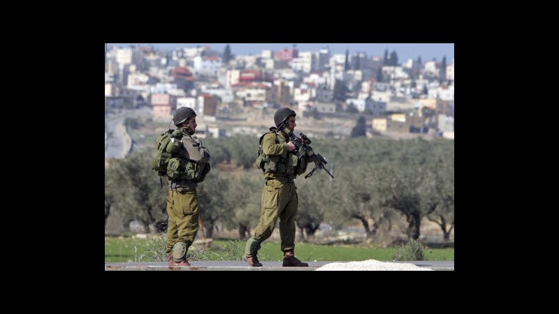 Cisgiordania, esercito Israele smantella accampamento palestinesi