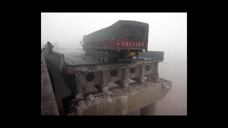 Cina, salite a 11 vittime di esplosione camion petardi. Quattro fermati