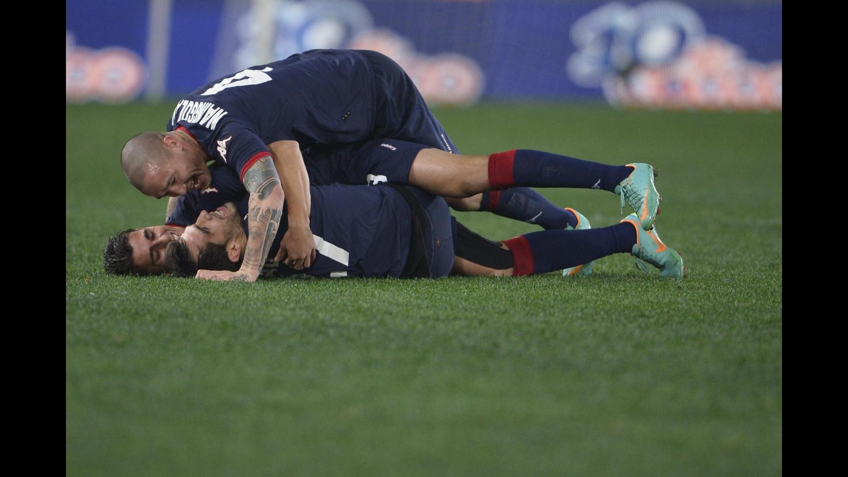 Roma, crisi senza fine e contestazione: Cagliari corsaro 4-2