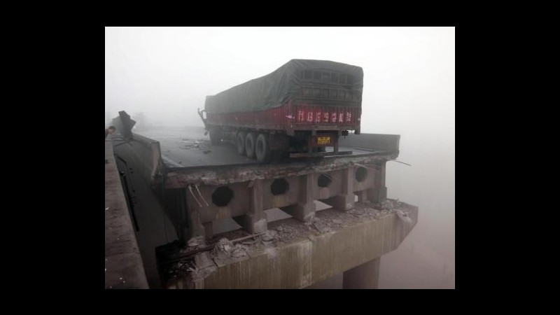 Cina, esploso camion con petardi e crollato ponte autostrada: 5 morti