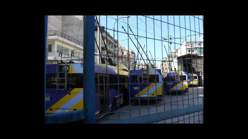Grecia, centinaia di dimostranti ad Atene e Pireo: bloccati bus e tram