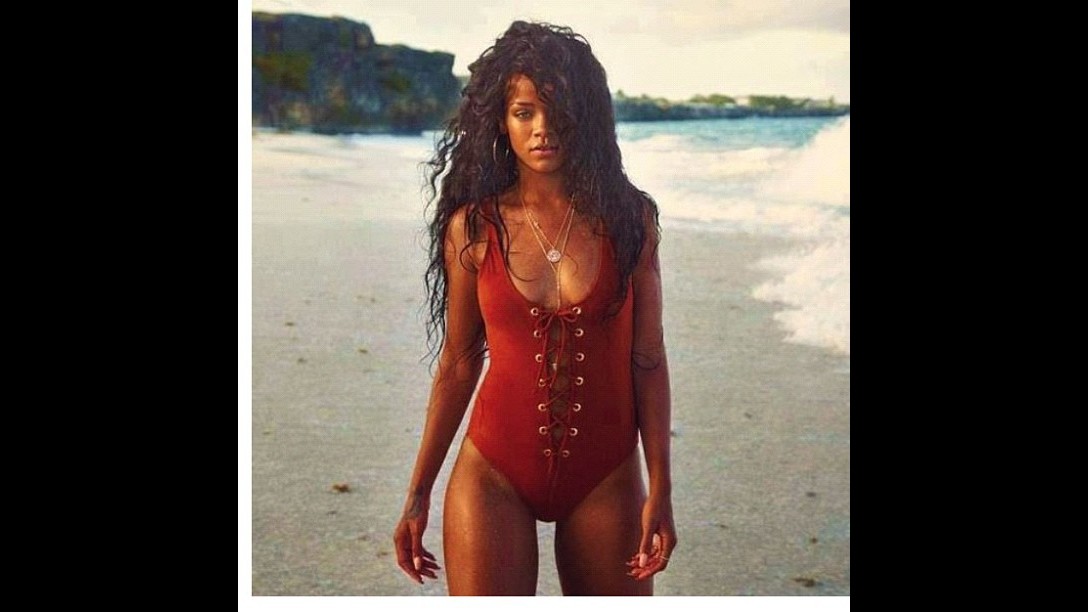 Rihanna, foto in spiaggia per favorire il turismo alle Barbados