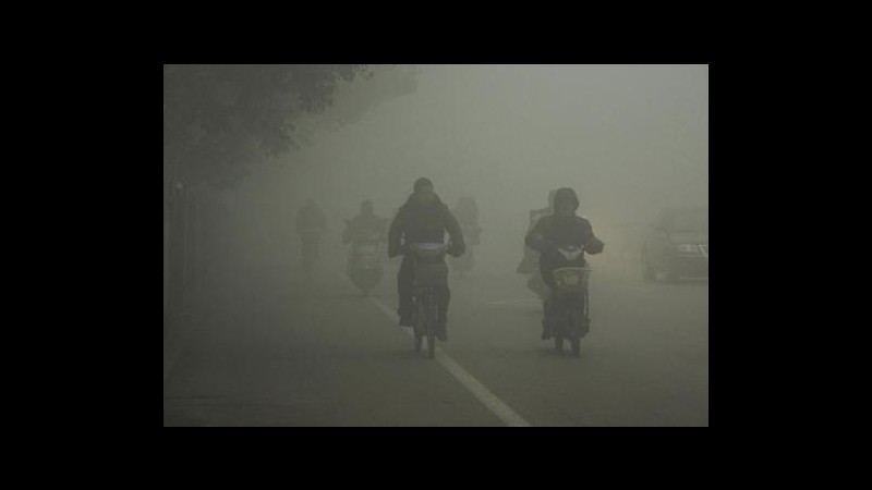 Cina, allarme inquinamento Pechino: stop a voli per scarsa visibilità
