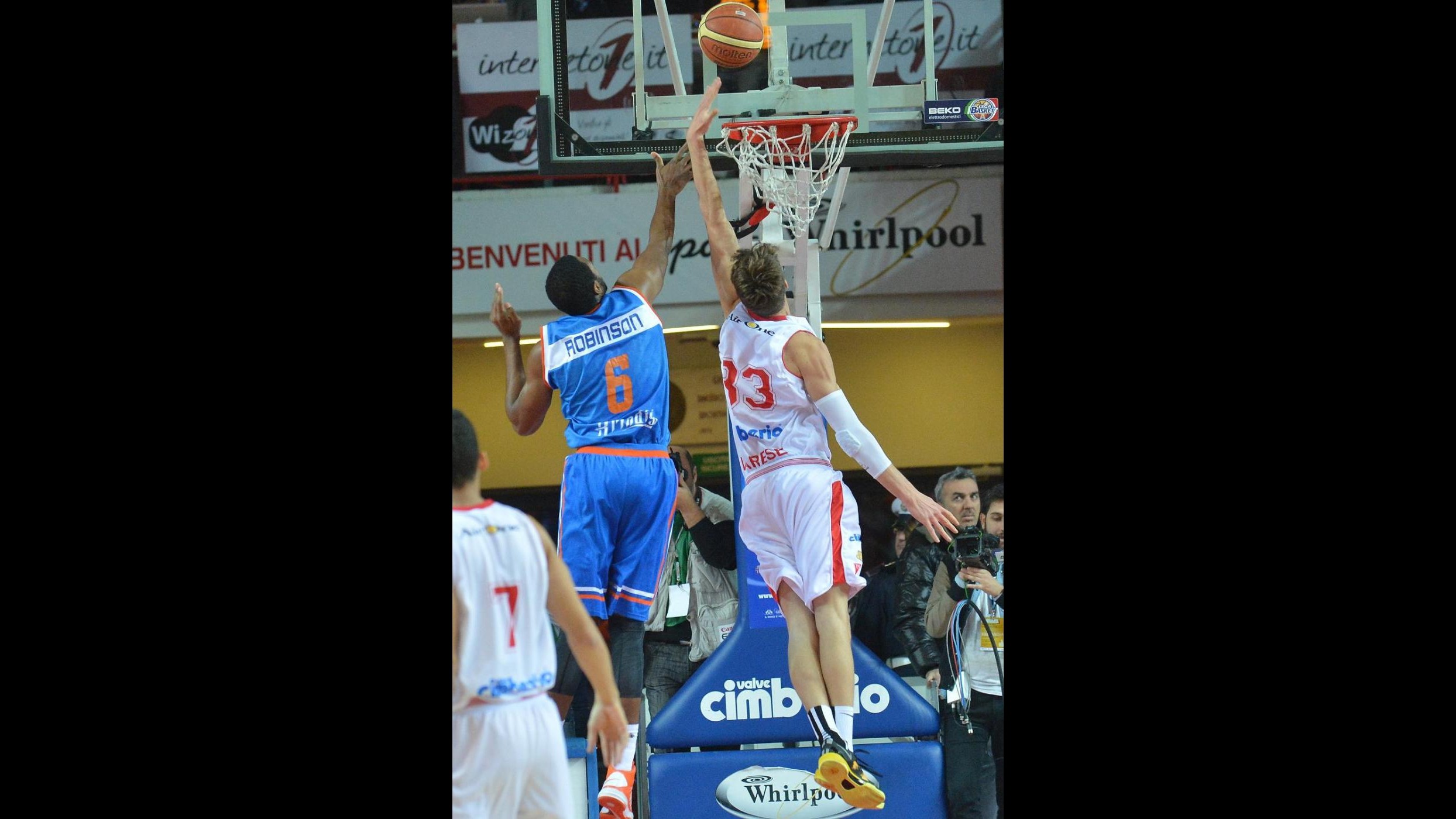 Basket, impresa Brindisi: Siena ko 94-84 nel posticipo
