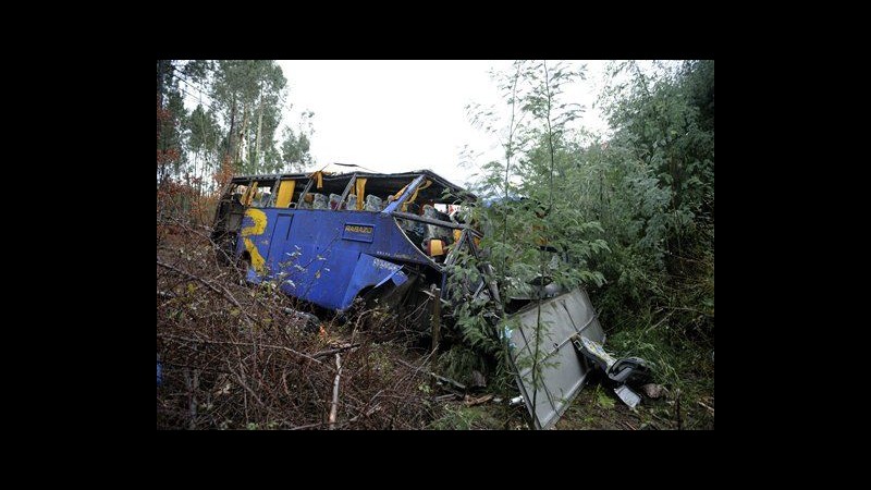 Portogallo, si aggrava bilancio incidente bus: 11 morti, 32 feriti