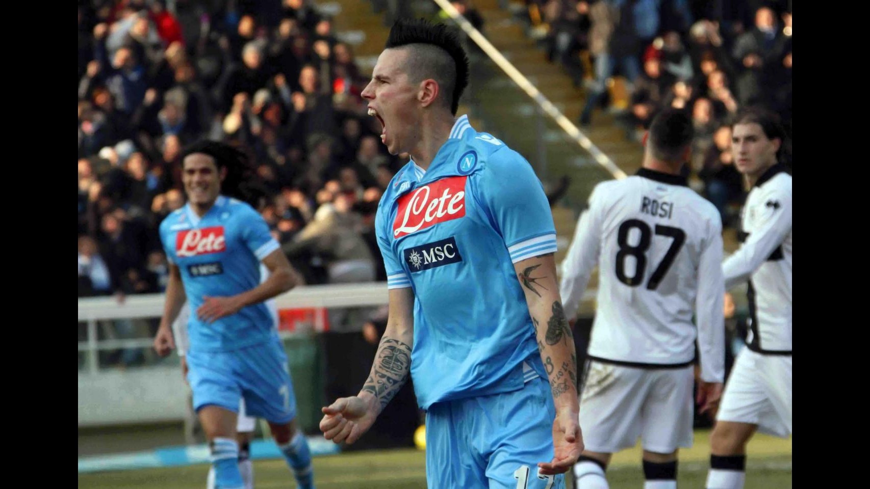 Serie A, Cavani porta Napoli a -3 da Juve, ok il Milan ko Fiorentina
