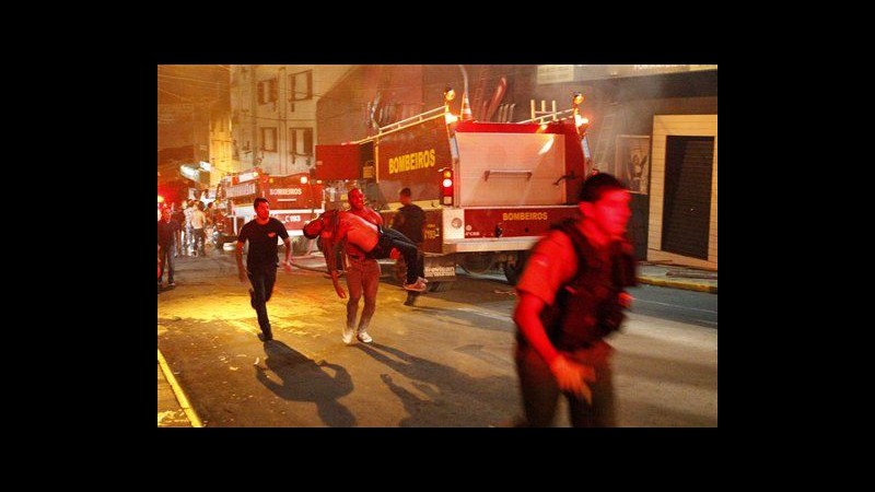 Brasile, rogo in discoteca fa strage di giovani, 232 morti