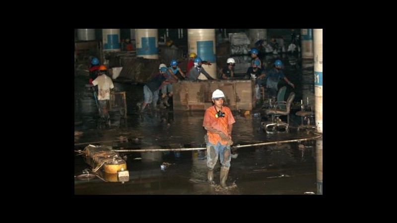 Indonesia, due frane uccidono 12 persone, sotto il fango 14 dispersi